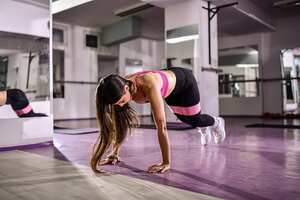 Burpees: Se realiza en varios movimientos (nace de la unión de las flexiones de pecho, las sentadillas y los saltos verticales) y con él se trabaja el abdomen, la espalda, el pecho, los brazos y las piernas.