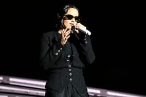 Rosalía canta en el Miami Design District, el 3 de diciembre de 2021. Foto: Astrid Stawiarz/WireImage.