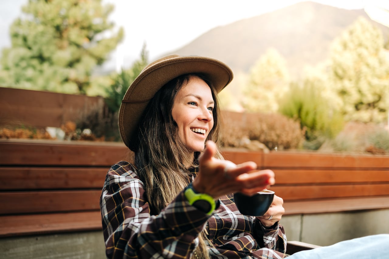 Turista disfrutando una taza de café