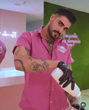 Uno de los vendedores de Severo Sinvergüenza; el hombre ha sido objeto de críticas y halagos.