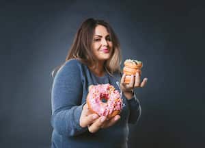 El estrés, la tristeza, la ansiedad y la soledad producen ganas de comer. En este caso hacerlo “llena” el vacío emocional, lo que genera aumento de peso. / Foto: Istock