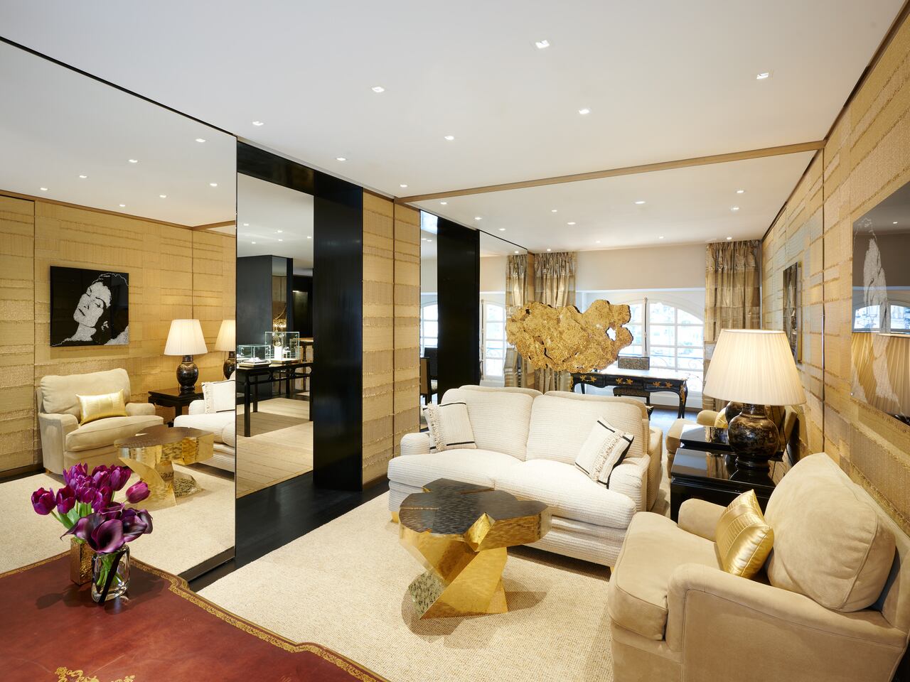 Interior de la boutique de alta joyería y relojería de Chanel en París