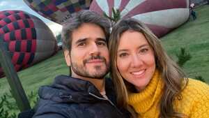 El hombre felicitó a su novia por su cumpleaños.