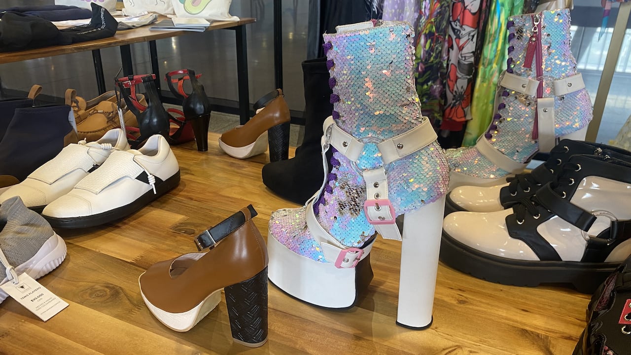 Comparación calzado talla 33 y talla 44, marca Zandán.