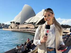 Melissa Martínez reportando desde Australia para Espn.