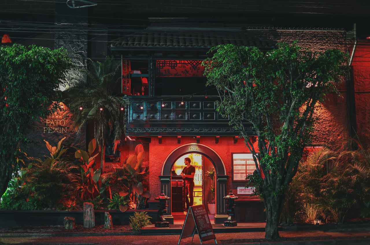 Entre neón y tradición: el restaurante que trae el espíritu de China a la noche de Medellín