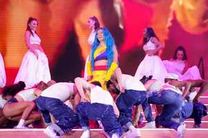 Karol G en medio del homenaje que le rindió a Shakira en Coachella.