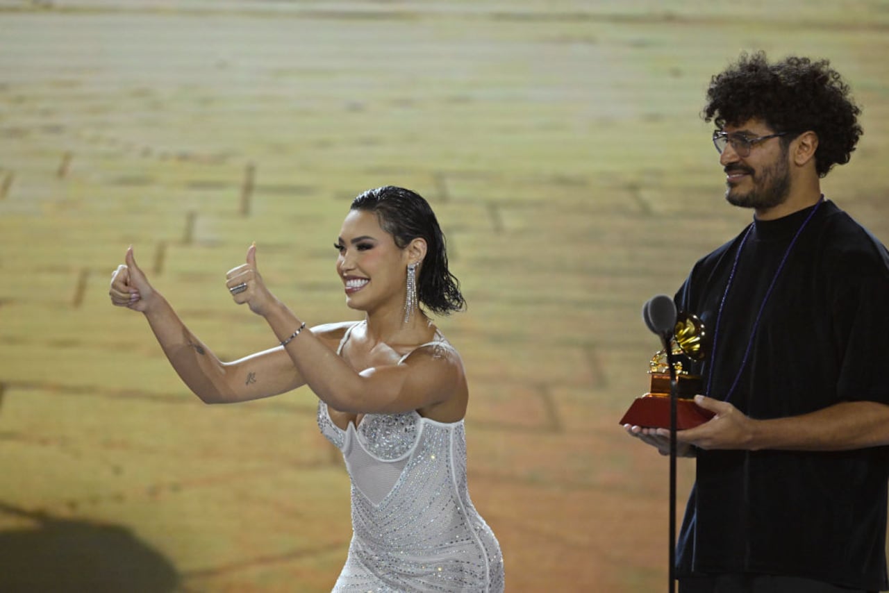 Ana del Castillo y Criolo en el escenario de la premiere de los Latin Grammy (Photo by Carlos Alvarez/Getty Images for Latin Recording Academy)