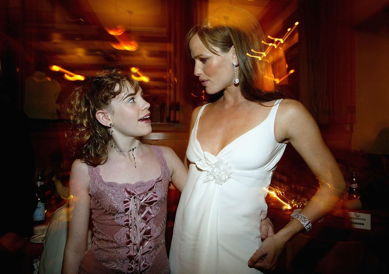 Christa B Allen y Jennifer Garner
