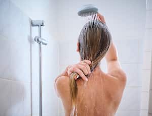 PRODUCTION - 20 September 2022, Berlin: ILLUSTRATION - A woman standing in the shower at home (posed scene). For many people, the daily shower is part of their daily routine - for personal hygiene, but also as a feel-good ritual that they don't like to be interfered with. (to dpa "Warm or cold, short or long? - When showering becomes a statement") Photo: Annette Riedl/dpa (Photo by Annette Riedl/picture alliance via Getty Images)