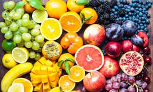 La OMS recomienda consumir cinco porciones de fruta diaria.