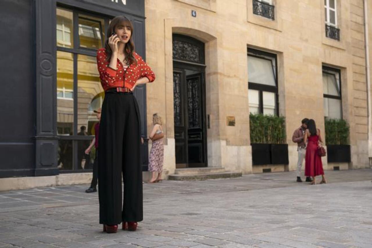 Emily en París con pantalón palazzo, plataforma y blusa estampada