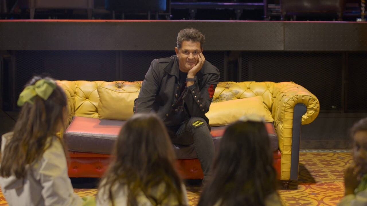 Carlos Vives respondiendo a las preguntas de los niños.