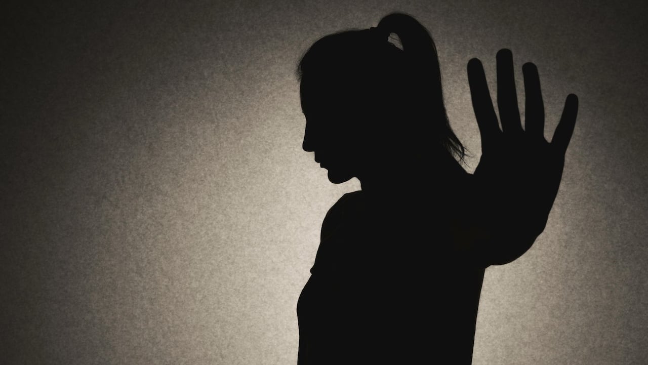 "Me tiene vigilada" Expareja de famoso cantante de música popular lo acusa de acoso