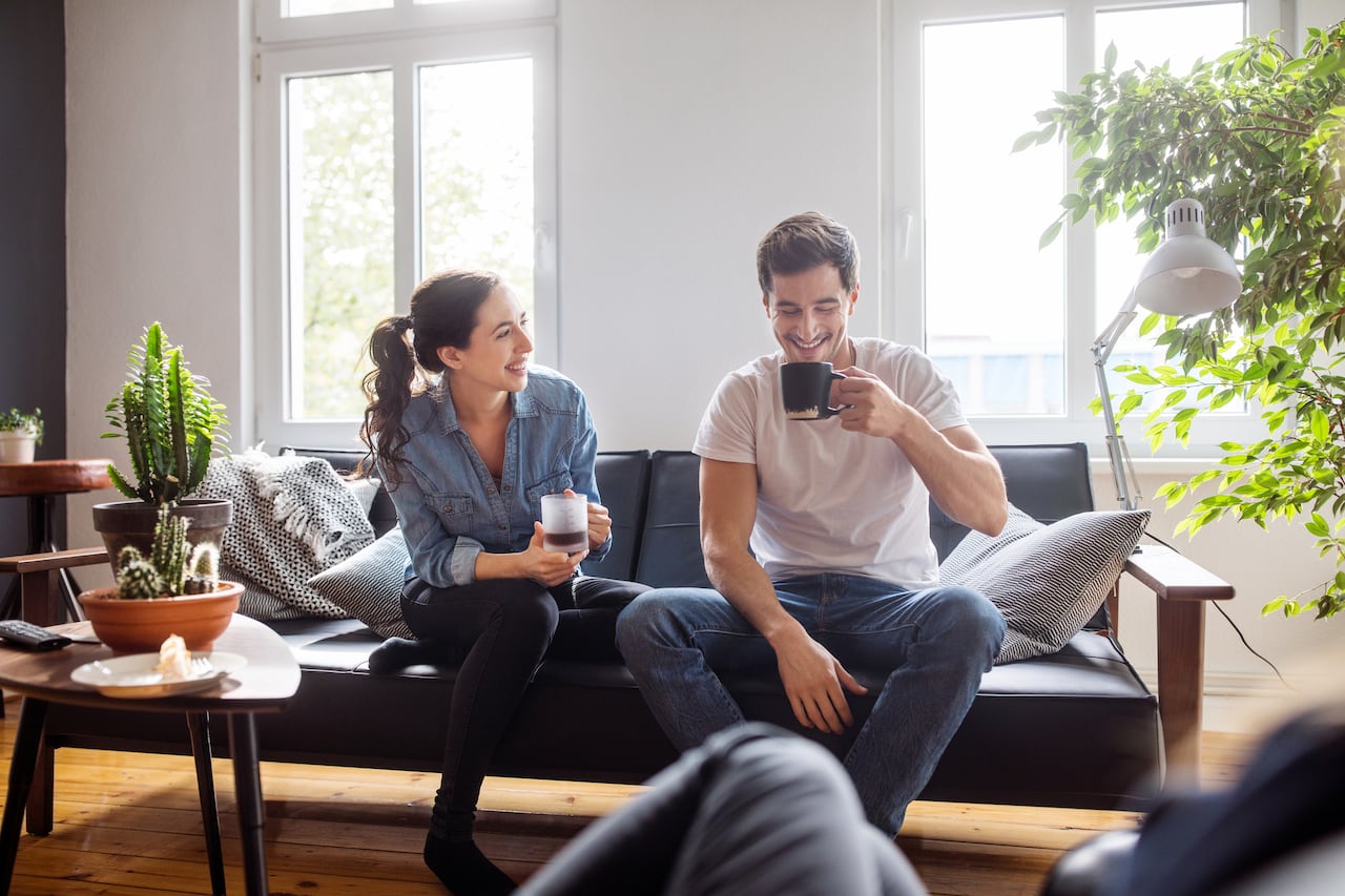 Según la IA, en el futuro las parejas preferirán convivir que casarse mediante un contrato de matrimonio.