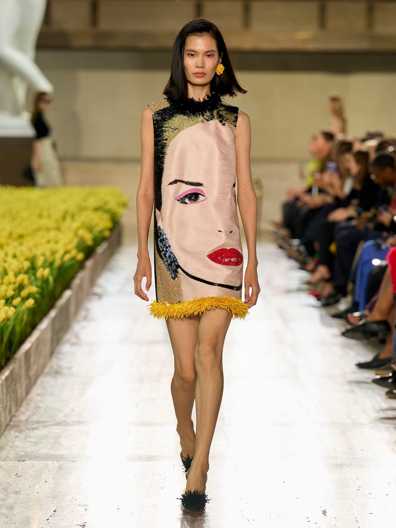 La colaboración con The Andy Warhol Foundation lleva el retrato de Carolina Herrera realizado por Warhol a piezas como un minivestido bordado y el bolso Jacqueline.
