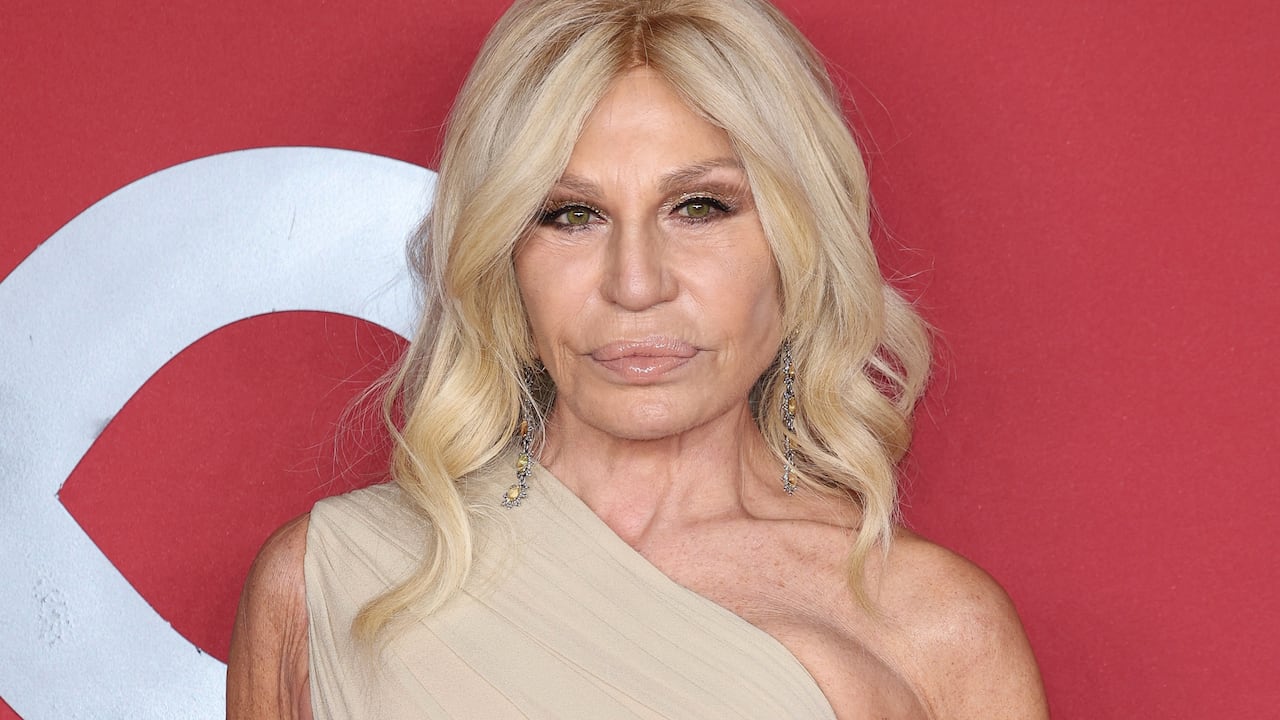 La diseñadora ha sido una de las que más ha apoyado a la comunidad LGBTIQ+ en el mundo de la moda. (Photo by Daniele Venturelli/WireImage).