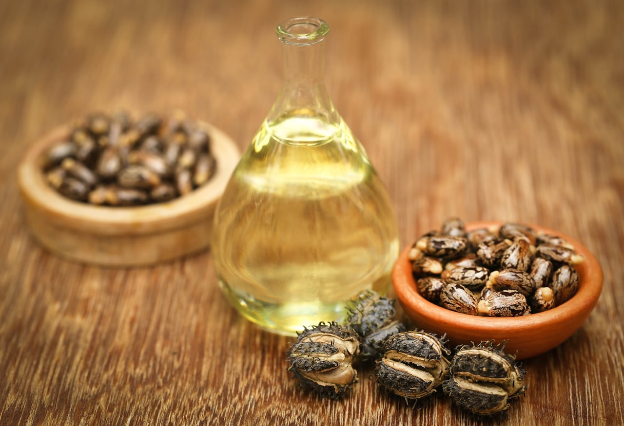 Las uñas débiles y quebradizas pueden beneficiarse del uso regular de aceite de ricino, que promueve su fortalecimiento y crecimiento.