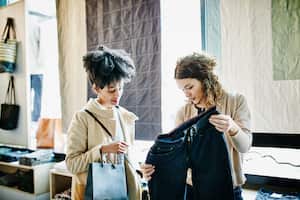 Un par de jeans y un pantalón negro, no pueden faltar en clóset.