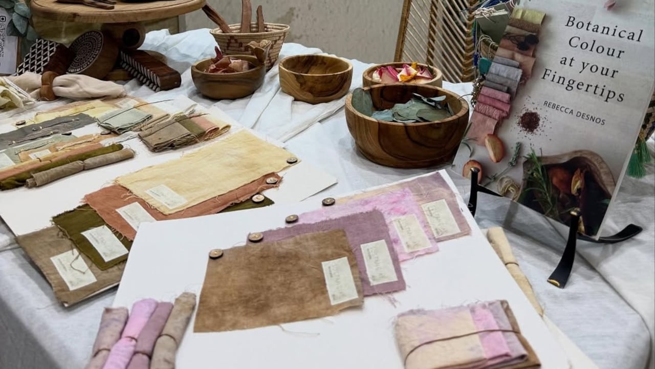 Taller de arte y moda experimental que une naturaleza y creación textil en el Mercado de Moda Circular de Colombiamoda 2025.