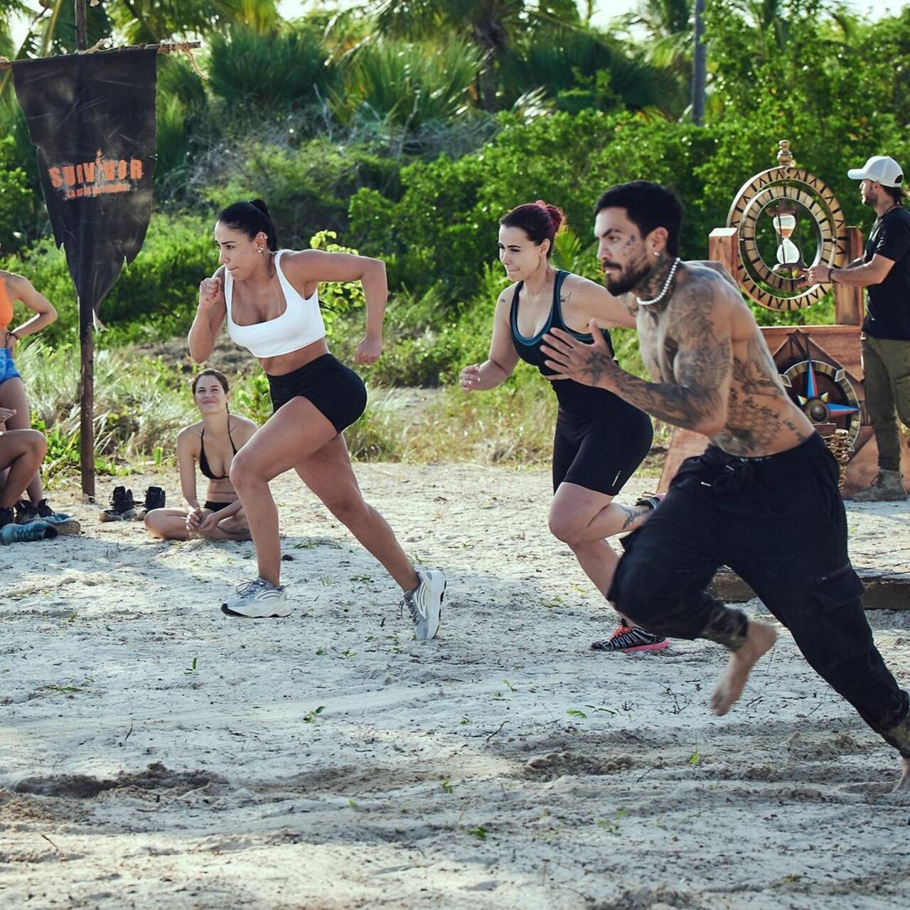 Marcela y Manuela estuvieron con otros famosos en Survivor, la isla de los famosos. Foto: Instagram @marcelareyes.