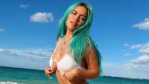 Karol G es vista con su nuevo amor saliendo disfrazados de un restaurante