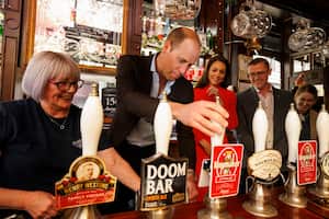 El príncipe William de Gran Bretaña toma la primera pinta de Kingmaker, una nueva cerveza que celebra la coronación del rey Carlos III, mientras él y la princesa de Gales visitan el pub Dog & Duck en Londres, el jueves 4 de mayo de 2023, para escuchar cómo se está preparando para la coronación del rey Carlos III y la reina consorte el fin de semana. (Jamie Lorriman/Pool Photo via AP)
