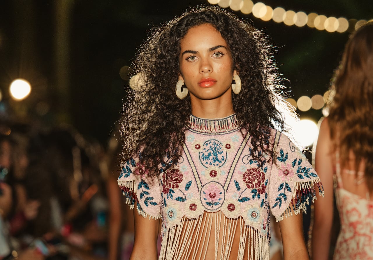La colección Resort 27 convirtió la pasarela en un homenaje a Vía Primavera y a la historia creativa de Medellín.