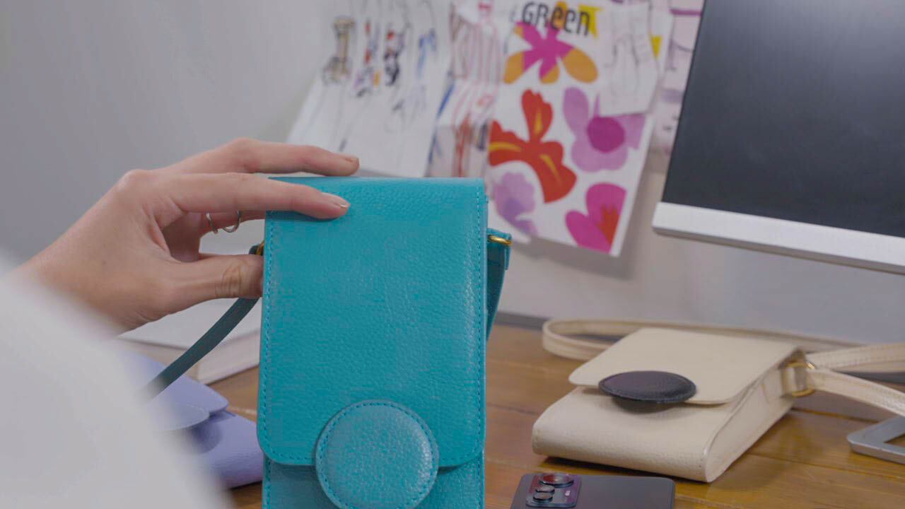Estuche para celular creado por Xiaomi y la diseñadora colombiana María José Arroyo