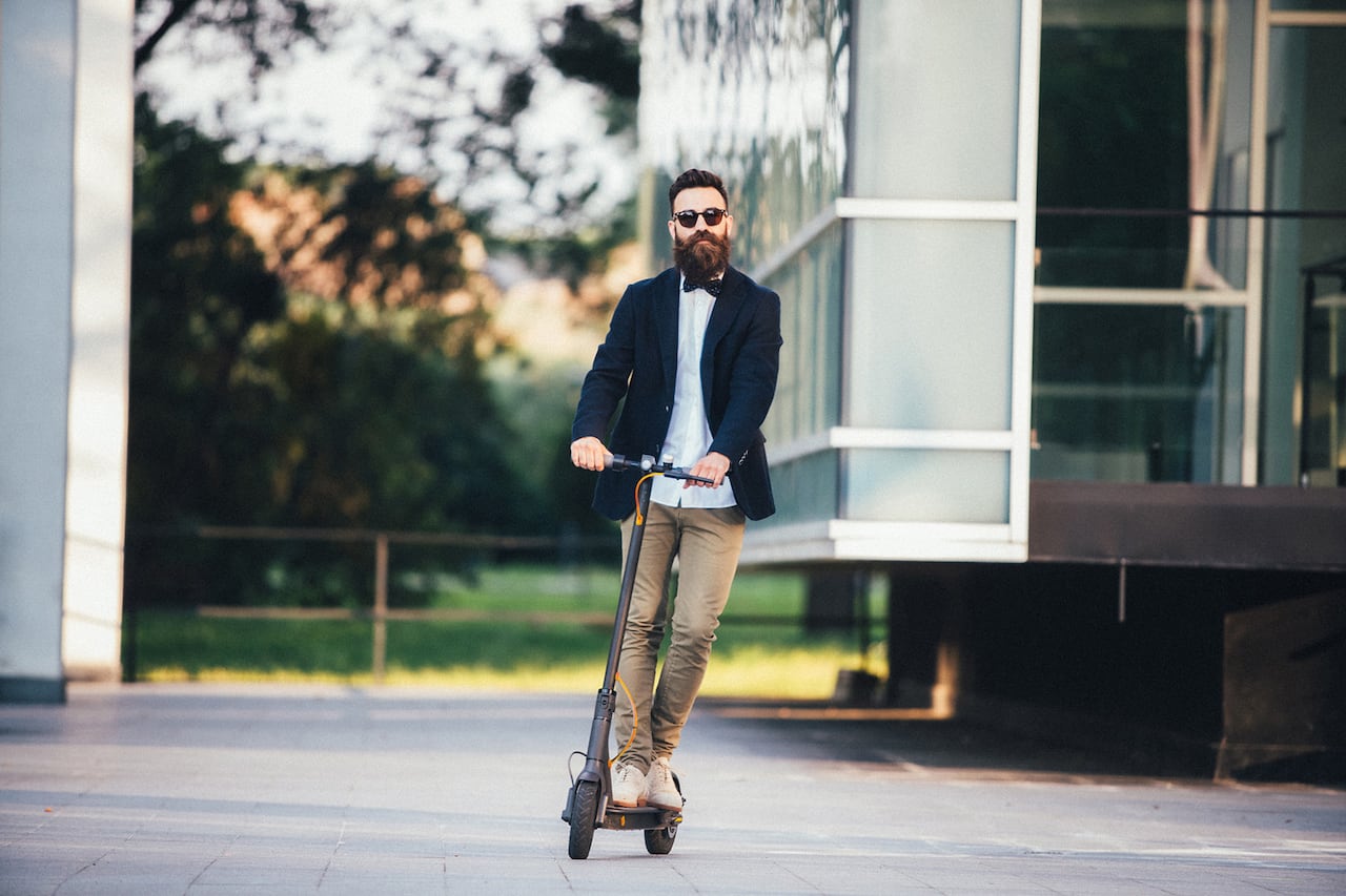 hombre en patineta eléctrica, transporte.