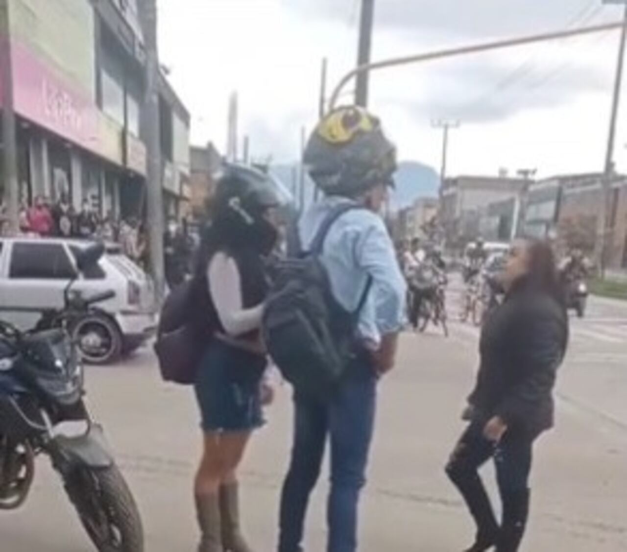 Mujer descubre a su pareja con la amante y los confronta.