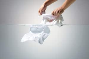 ¿Cómo eliminar las manchas amarillas de la ropa blanca?