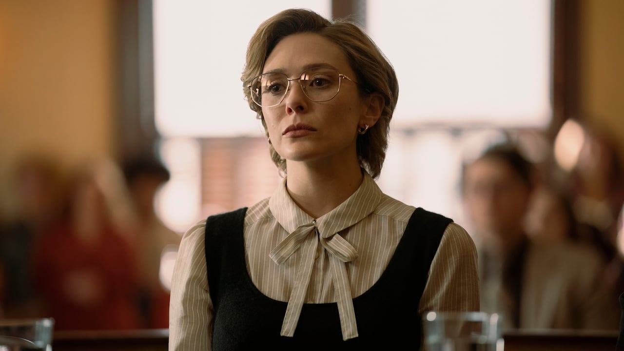 El 27 de abril llegó a HBO Max Love & Death, serie creada por David E. Kelley. La producción narra la historia de la asesina Candy Montgomery, personaje real encarnado por Elizabeth Olsen y que acabó con la vida de la esposa de su amante.
