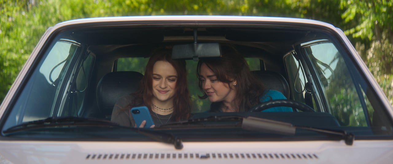 Joey King y Maisie Williams se suman al universo de las Owens como dos jóvenes que deberán descubrir qué significa realmente llevar la magia en la sangre.