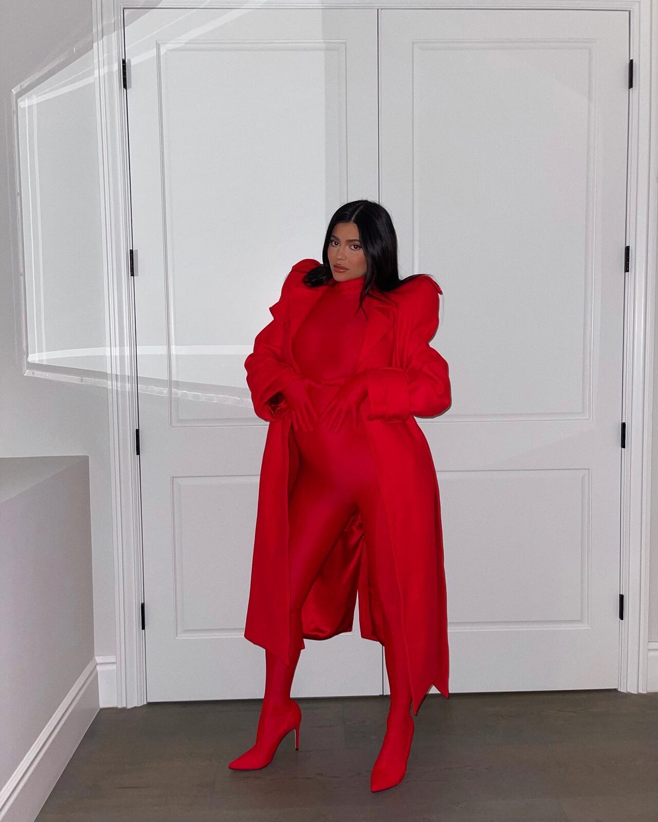 Kylie Jenner en un enterizo, muestra su embarazo.
