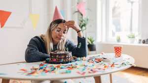 Una mujer, hermosa joven en casa, está celebrando su cumpleaños sola.