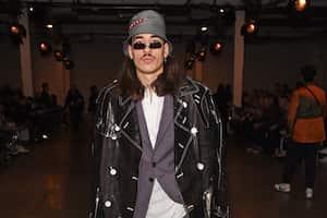 Héctor Bellerin asiste al espectáculo de Christopher Raeburn durante la Semana de la Moda de Londres para hombres de enero de 2019 en el BFC Show Space el 6 de enero de 2019 en Londres, Inglaterra. (Foto de David M. Benett/Dave Benett/Getty Images)