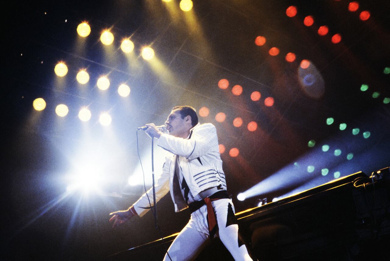 Miles de artículos pertenecientes al carismático líder de Queen, Freddie Mercury, desde manuscritos de los mayores éxitos de su banda hasta muebles, pinturas y chucherías, se subastan en Londres.