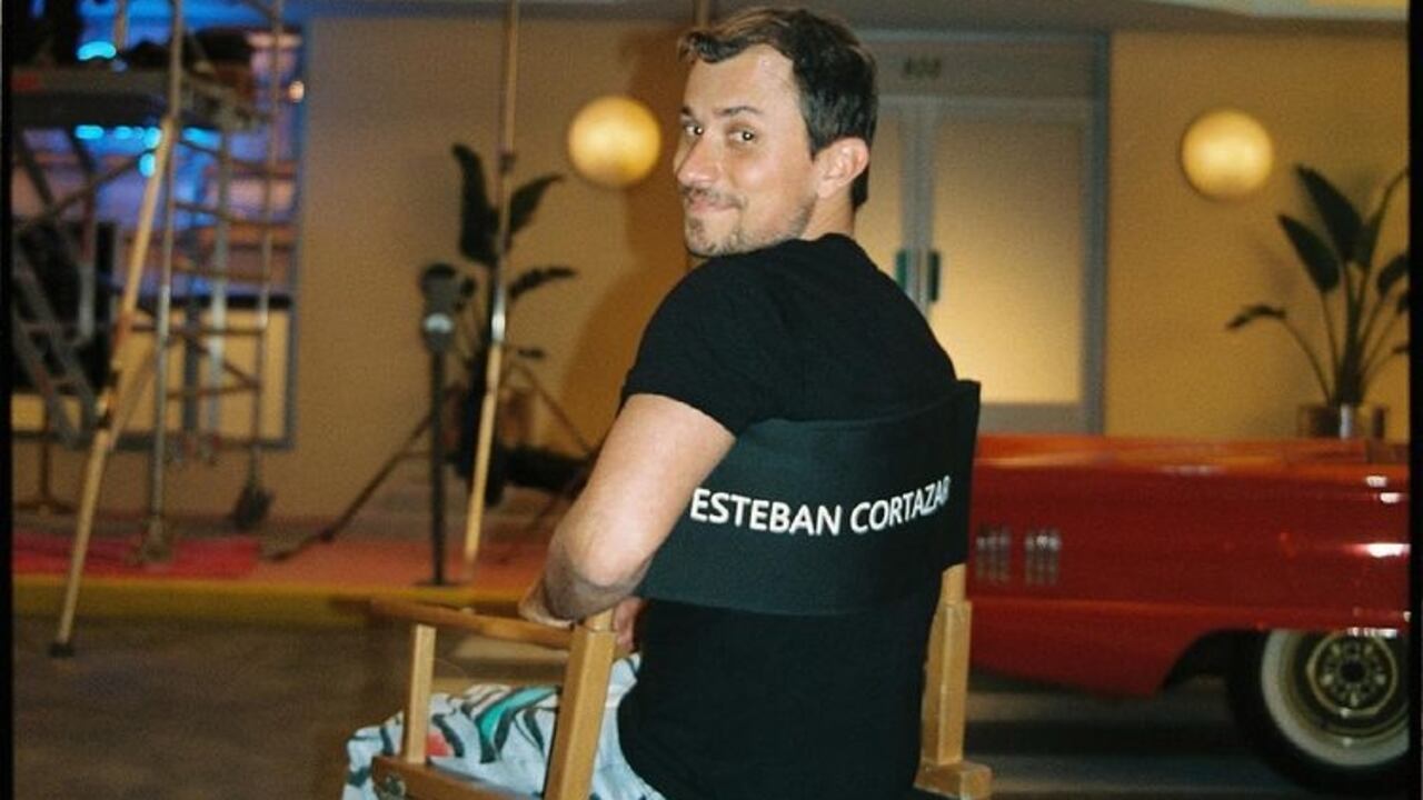 Esteban Cortázar cumple 20 años como diseñador colombiano en la industria de la moda