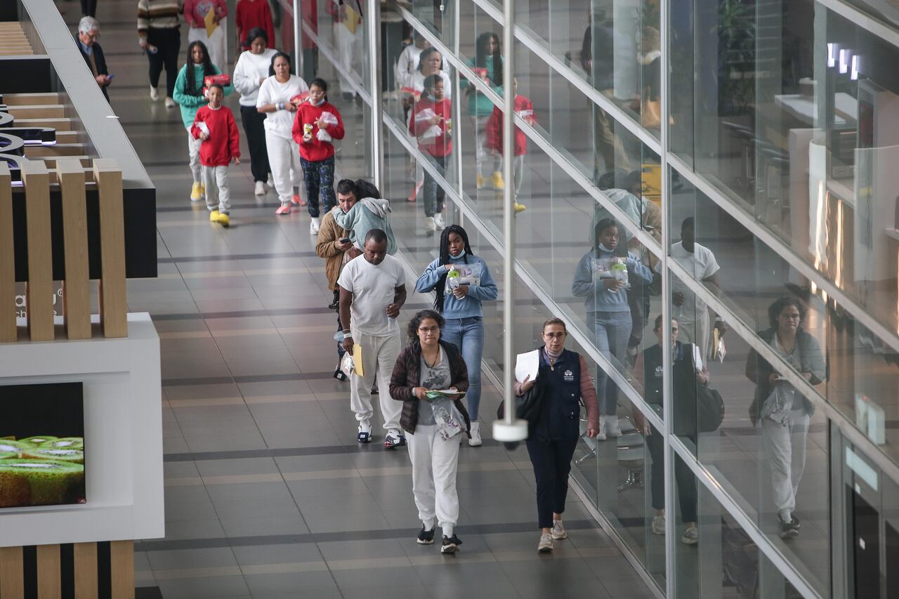 Bogotá. Mayo 11 de 2023. Varias familias son atendidas por Migración Colombia y la Defensoria del pueblo en el Aeropuerto Internacional El Dorado, luego de ser retornadas desde los Estados Unidos. (Colprensa - John Paz)