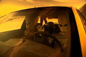 Ilustración de extraterrestres conduciendo un carro.