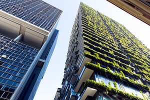 Vista en ángulo bajo del edificio de apartamentos con jardín vertical, fondo del cielo con espacio para copiar, pared verde-Biopared o pared viva es una pared cubierta con plantas vivas en una torre residencial en un día soleado, Sydney Australia, composición horizontal de marco completo