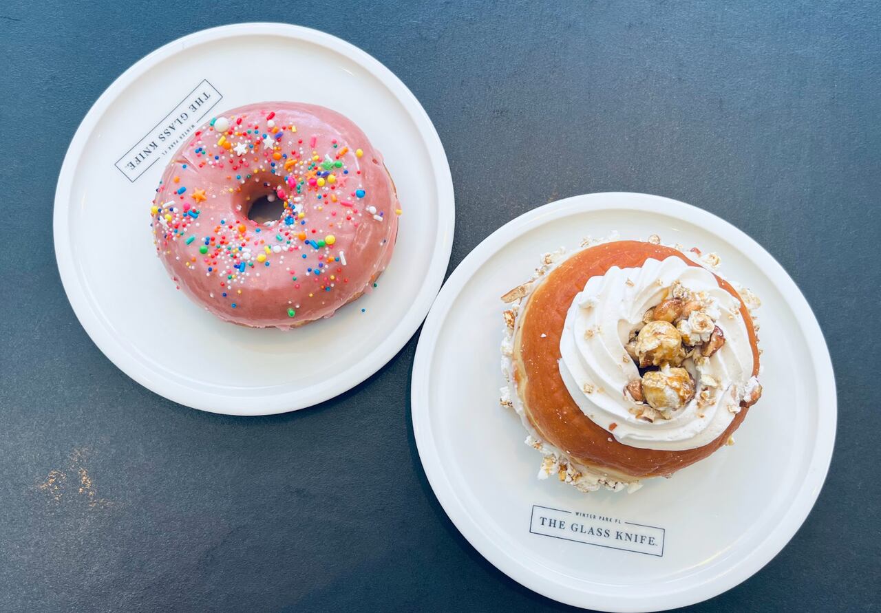 The Glass Knife ofrece una mezcla de alta pastelería, opciones saladas y café en un ambiente sofisticado.
