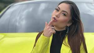 Epa Colombia junto a uno de sus carros más lujosos.