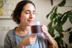 Mujer tomando te.