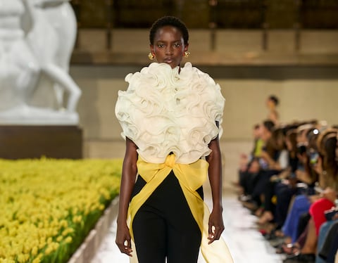 La colección Primavera 2027 recupera el universo neoyorquino que acompañó los primeros años de Carolina Herrera y lo reinterpreta desde una mirada contemporánea.