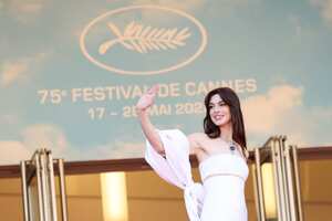 CANNES, FRANCE - MAY 19: Anne Hathaway attends the screening of "Armageddon Time" during the 75th annual Cannes film festival at Palais des Festivals on May 19, 2022 in Cannes, France. (Photo by Vittorio Zunino Celotto/Getty Images)