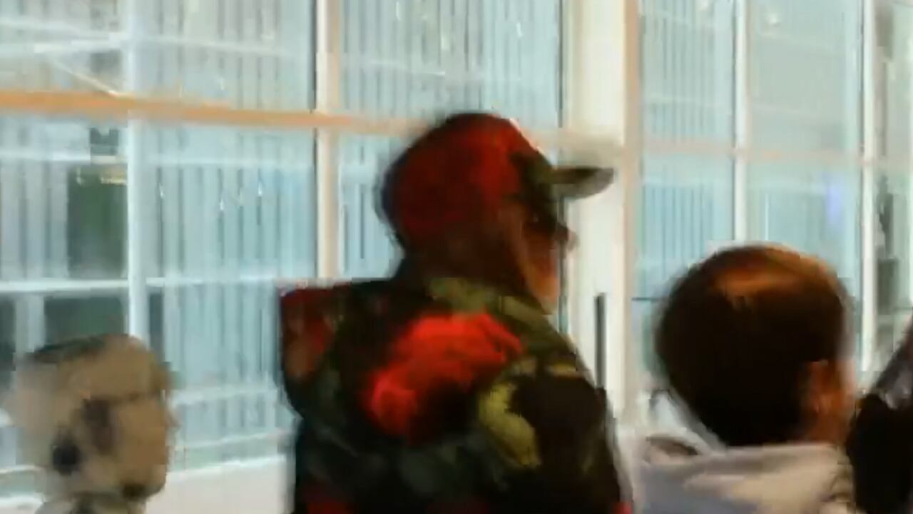 Shakira es captada en el aeropuerto de Barcelona caminando con Milán y Sasha.