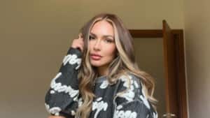 La actriz Kimberly Reyes posa con su nuevo look de cabello rubio y castaño