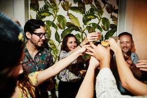 Grupo de amigos disfrutando de una celebración.